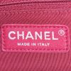 Bolso de mano Chanel Gabrielle  modelo mediano en cuero acolchado beige y cuero liso negro - Detail D4 thumbnail
