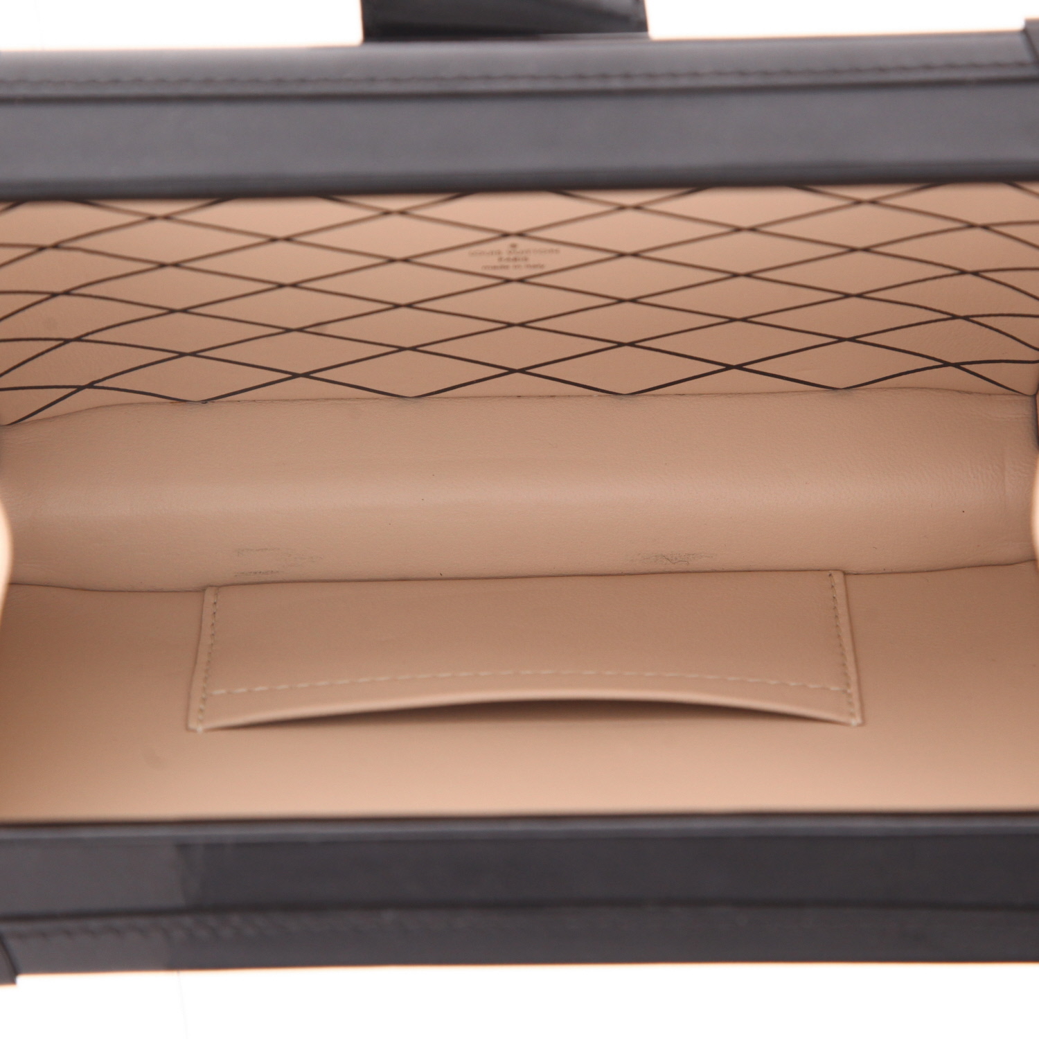 Minaudière Louis Vuitton Petite Malle en sequin noir , bleu blanc et jaune et cuir verni noir - Detail D3