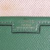 Bolsito de mano Hermès  Jige modelo grande  en cuero Courchevel verde - Detail D3 thumbnail