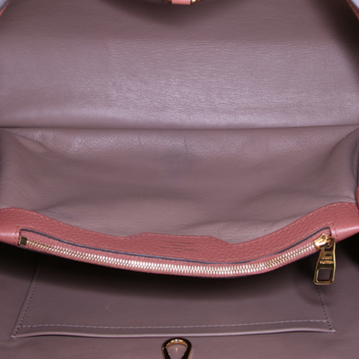 Bolso de mano Louis Vuitton Capucines en cuero granulado rosa - Detail D2