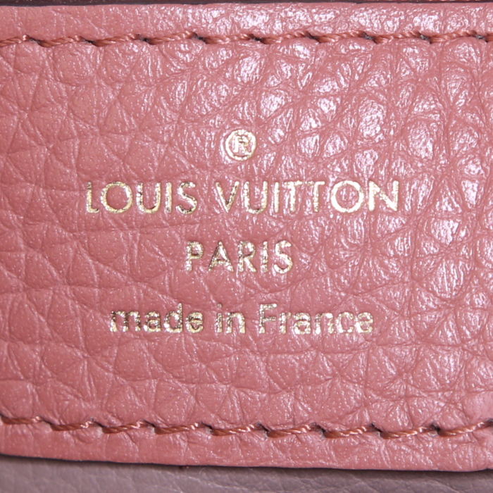 Bolso de mano Louis Vuitton Capucines en cuero granulado rosa - Detail D3