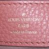 Louis Vuitton Capucines handbag in pink grained leather - Detail D3 thumbnail
