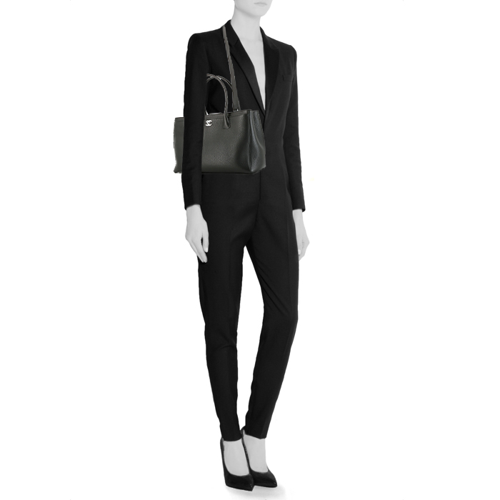 Shopping bag Chanel Executive in pelle martellata nera - Detail D2