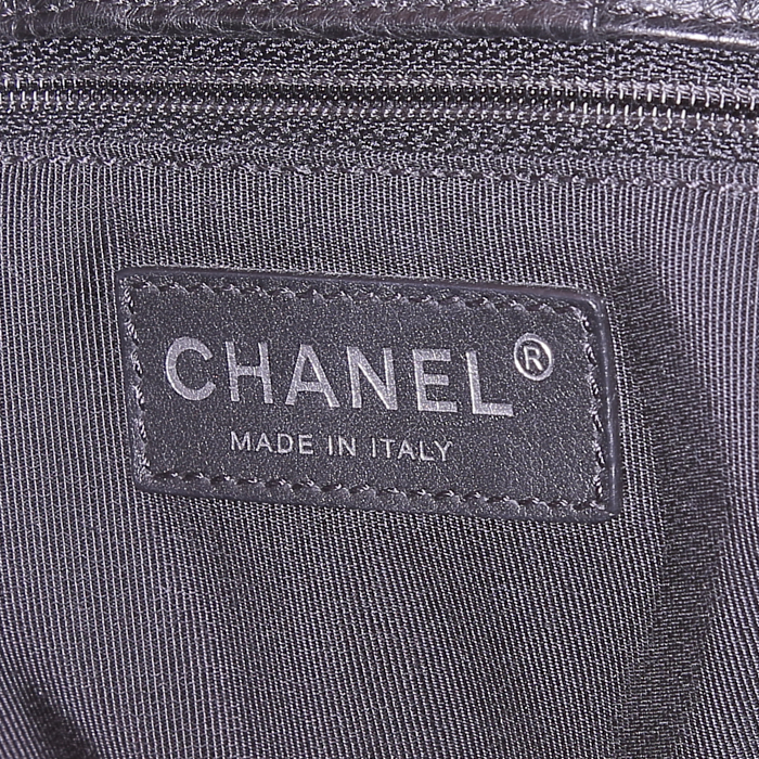 Chanel Executive shopping bag in black grained leather - Detail D4