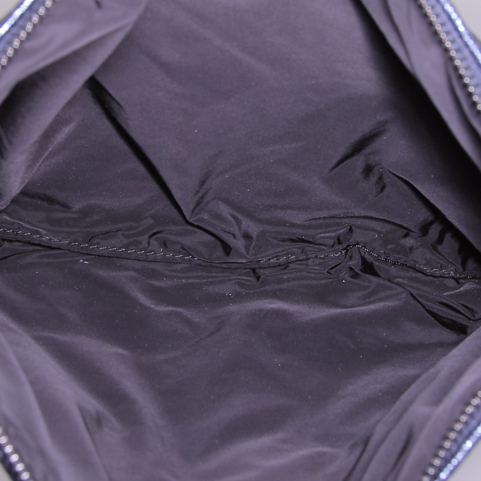 Bolsito de mano Chanel Pochette en cuero usado azul metalizado - Detail D2