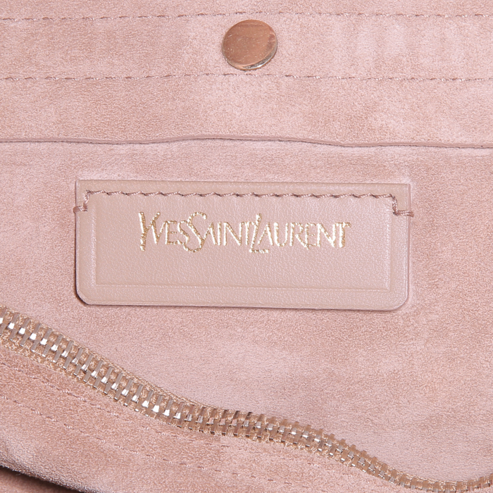 Bolso de mano Yves Saint Laurent Muse Two modelo mediano en piel de pitón color arena y ante beige - Detail D3