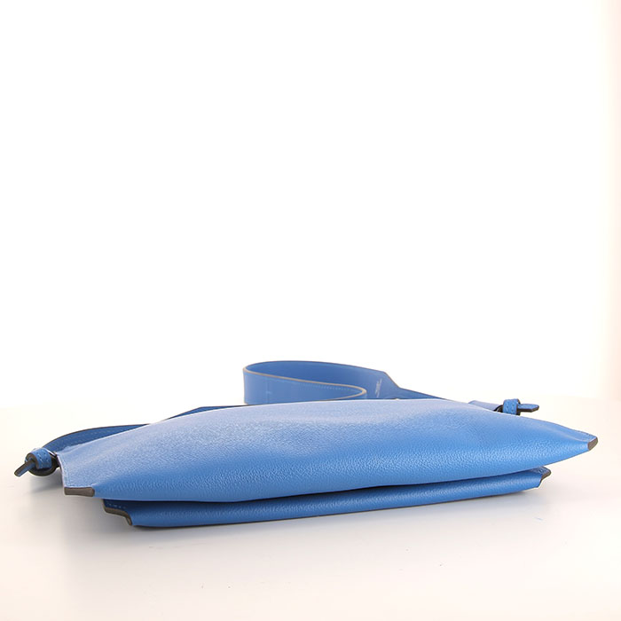 Bolso de mano Hermès Messenger en cuero azul - Detail D4