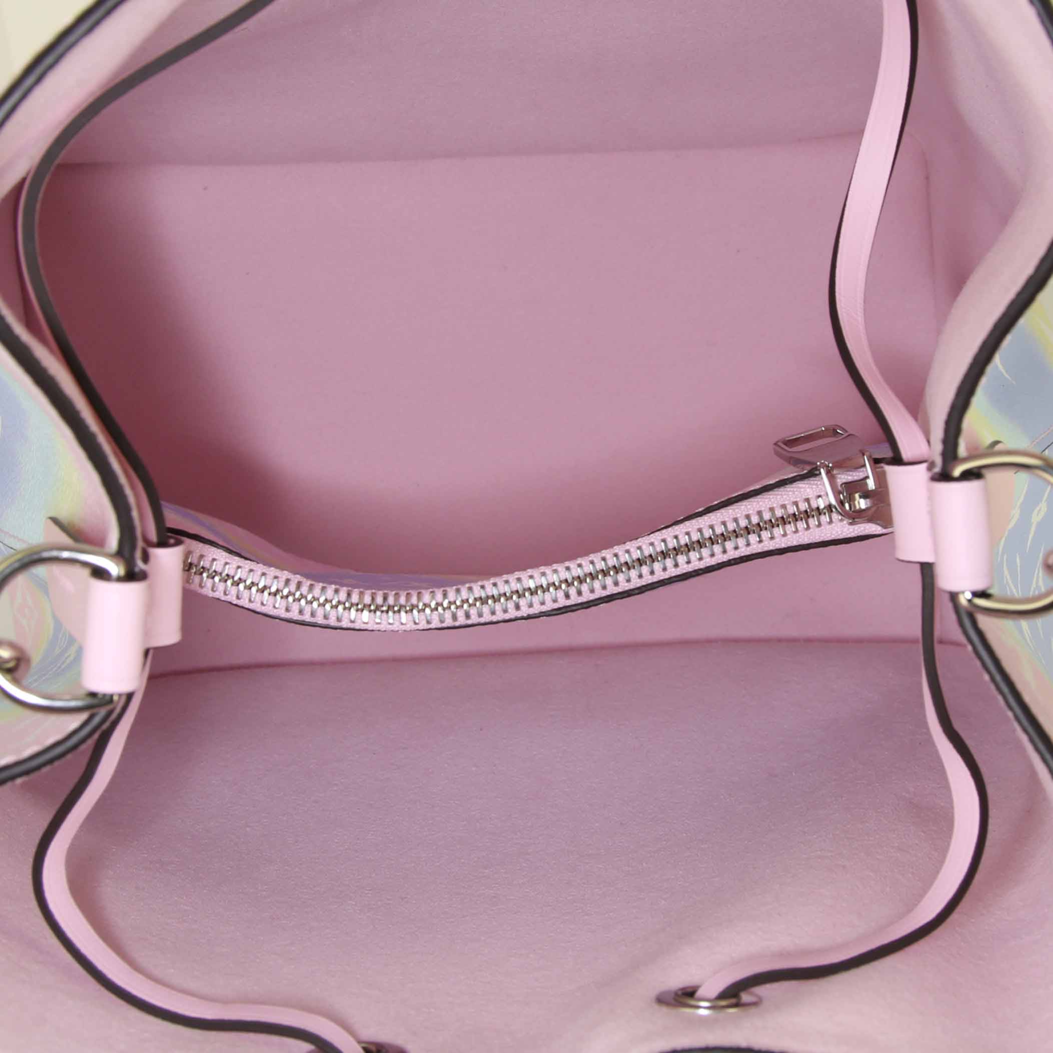 Bolso para llevar al hombro Louis Vuitton Limited Editions petit Noé en lona Monogram degradada rosa, amarilla y violeta y cuero rosa - Detail D3