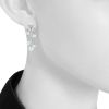 Orecchini a clip Chanel Baroque modello grande in oro bianco,  diamanti e perle - Detail D1 thumbnail