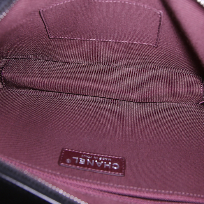 Sac bandoulière Chanel Camera en cuir matelassé noir - Detail D2