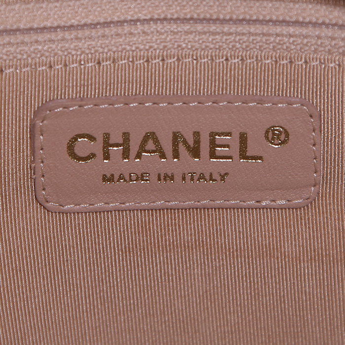 Bolso de mano Chanel Boston en cuero granulado acolchado beige - Detail D3