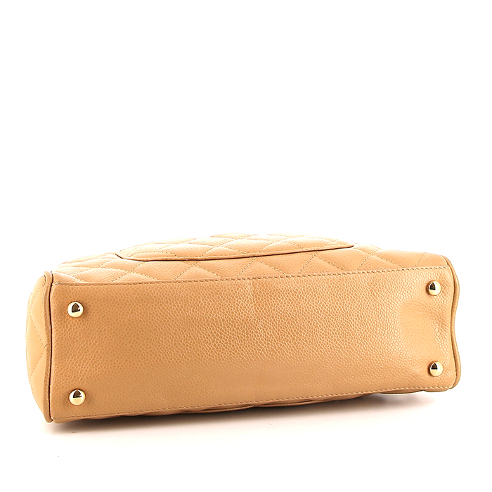 Bolso de mano Chanel Boston en cuero granulado acolchado beige - Detail D4