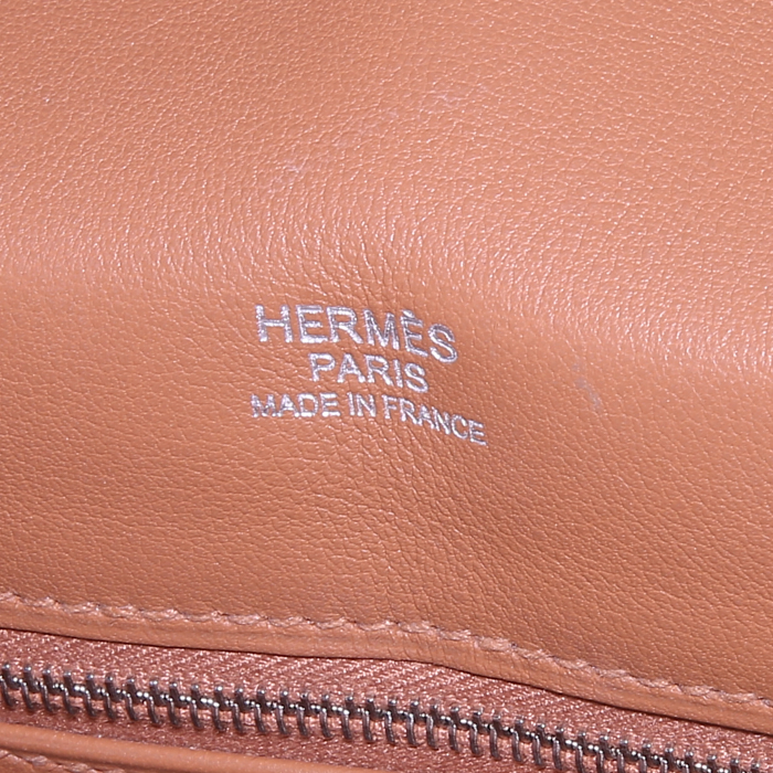 Sac bandoulière Hermès Berline en cuir Swift gold - Detail D3