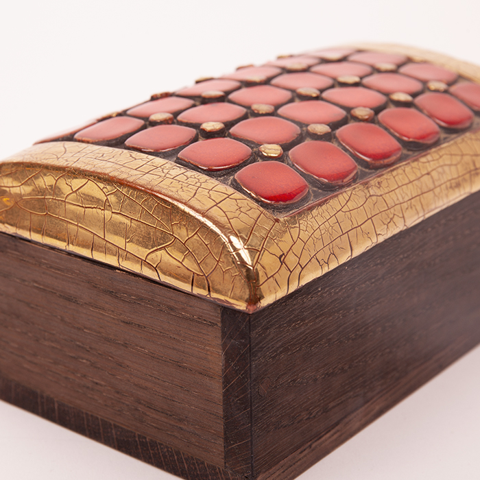 Mithé Espelt, rare small "Trésors" chest, in embossed and glazed earthenware, crackled gold, oak base, around 1953 - Detail D2