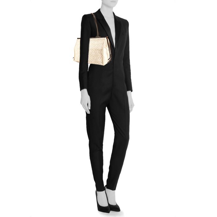 Loewe Anagram shopping bag in beige monogram canvas and black leather - Detail D1