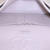 Bolso de mano Chanel Timeless en cuero irisado acolchado  blanco - Detail D3 thumbnail