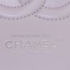 Bolso de mano Chanel Timeless en cuero irisado acolchado  blanco - Detail D4 thumbnail