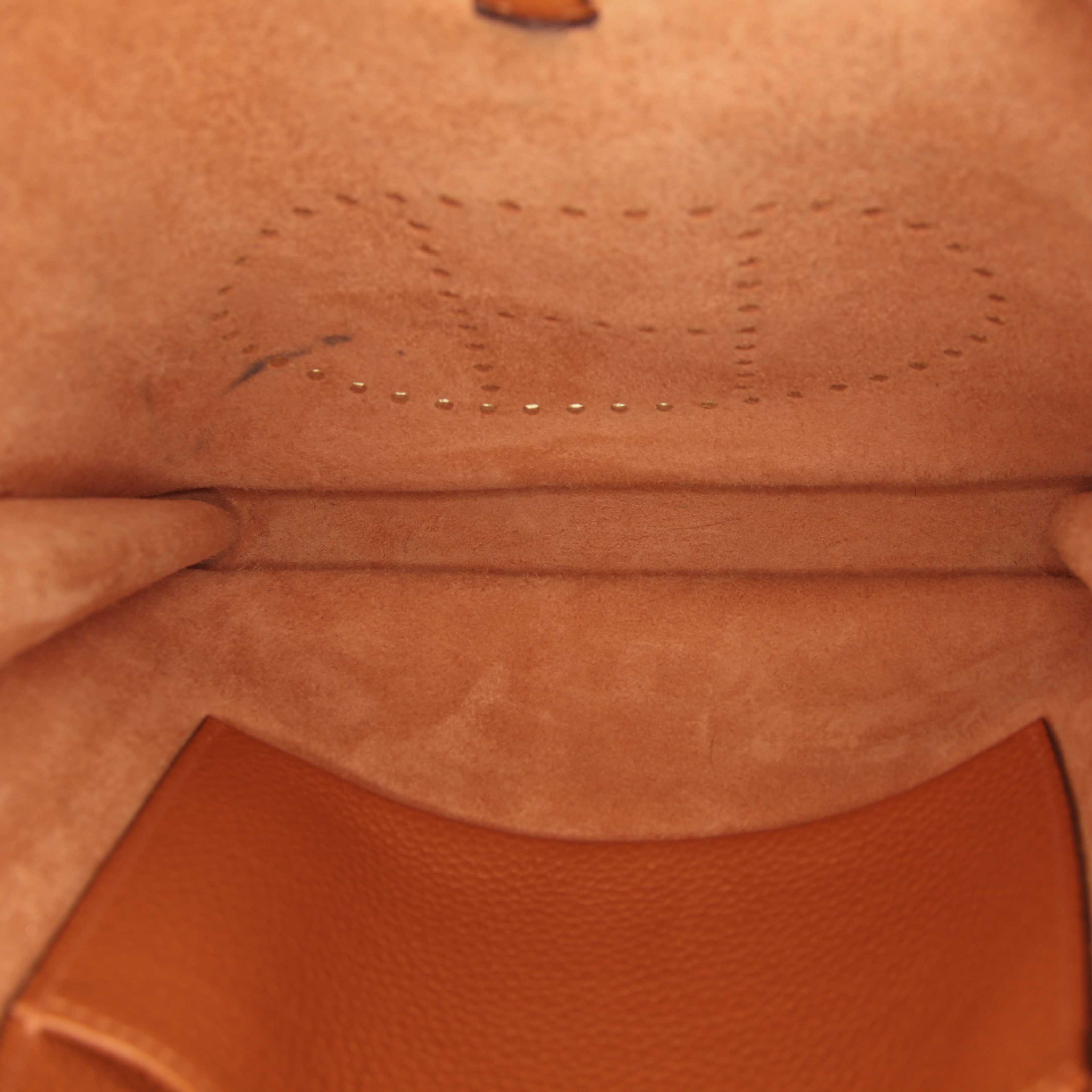 Bolso bandolera Hermes Evelyne modelo pequeño en cuero togo naranja - Detail D2