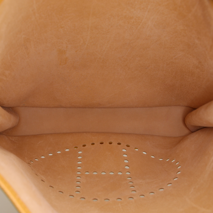 Borsa a tracolla Hermes Evelyne modello grande in pelle Courchevel Jaune d'Or - Detail D2