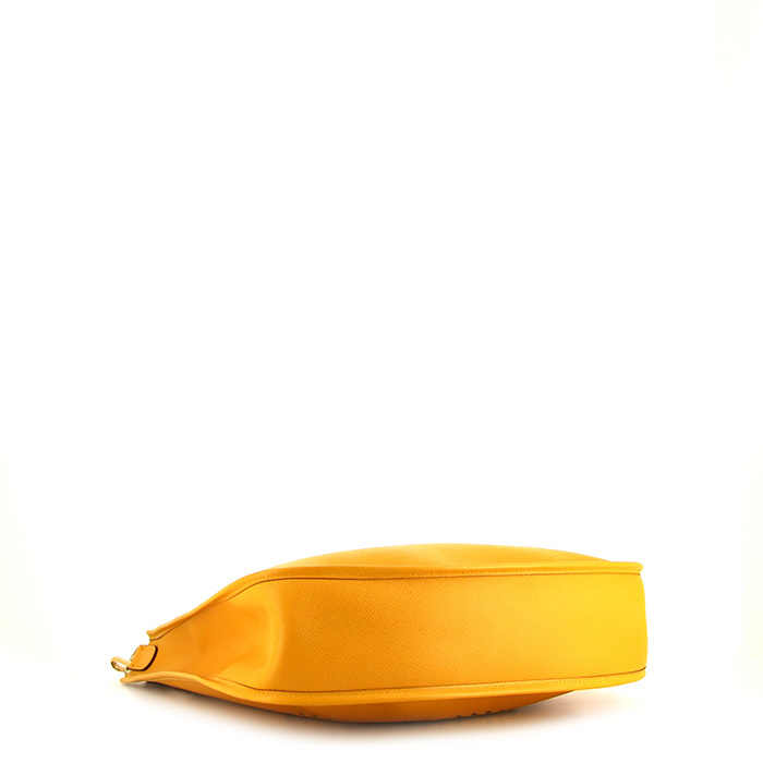 Bolso bandolera Hermes Evelyne modelo grande en cuero Courchevel Jaune d'Or - Detail D4