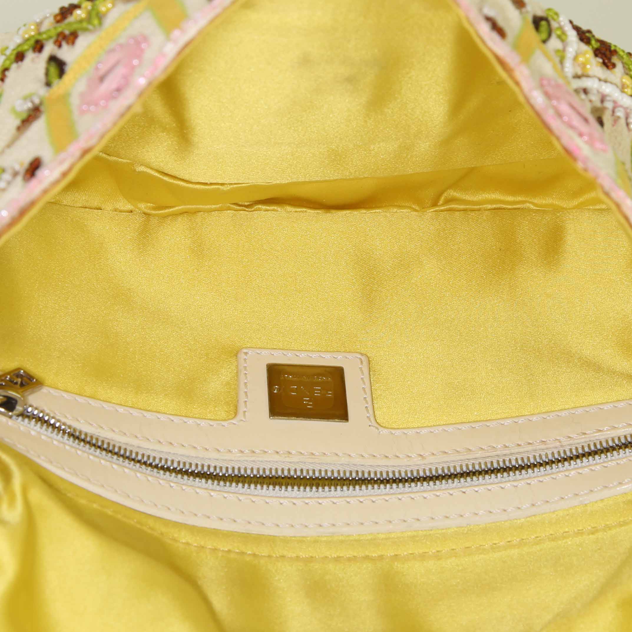 Bolso de mano Fendi Baguette en lona beige, verde y rosa y cuero beige - Detail D2