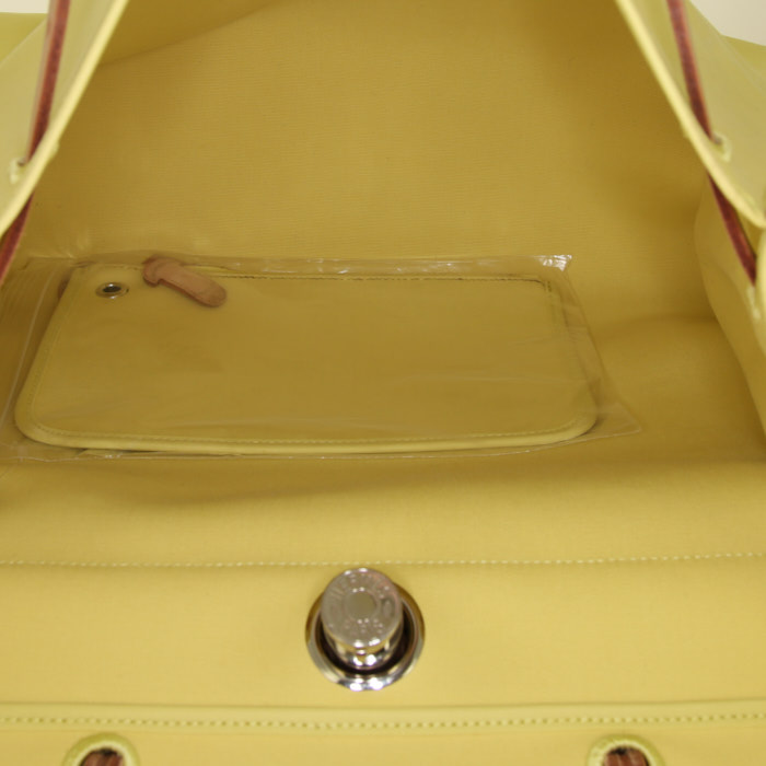 Sac bandoulière Hermès Herbag en cuir Natural et toile jaune - Detail D3