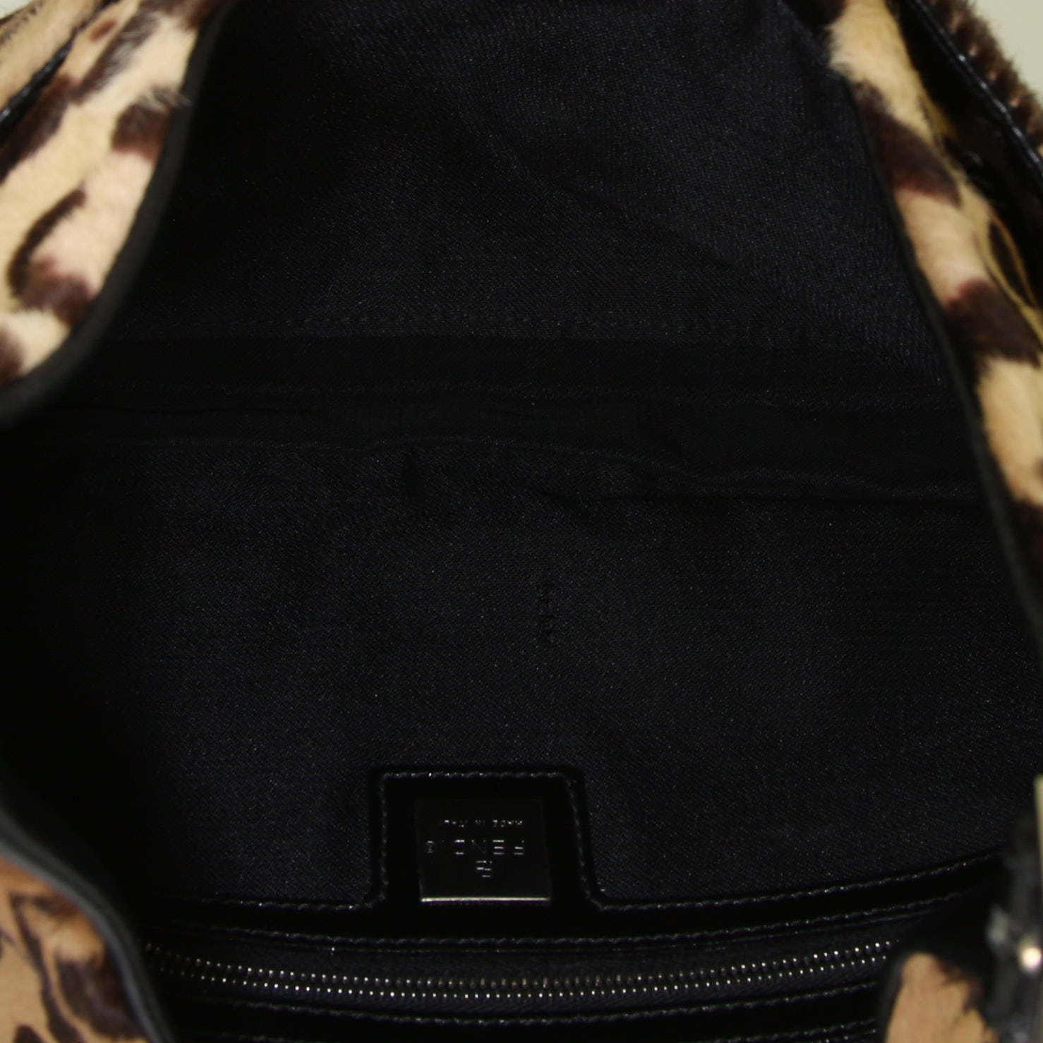 Bolso de mano Fendi Baguette modelo mediano en piel de potro leoparda y cuero negro - Detail D2