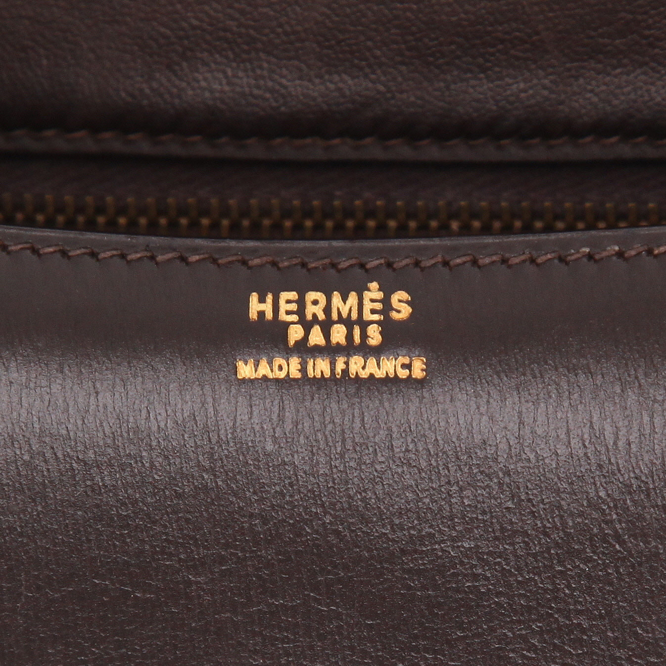 Bolso de mano Hermes Hermes Constance en cuero box marrón chocolate y esmalte marrón - Detail D2