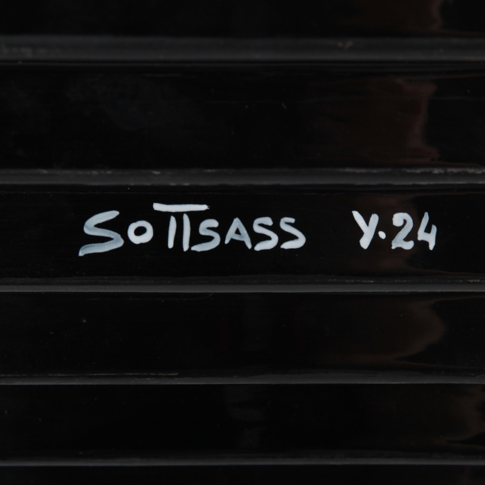 Ettore Sottsass, "Y24" pin-tray from the Yantra series, in black enamelled ceramic, EAD edition, signed, around 1990 - Detail D2