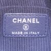 Bolsito de mano Chanel en cuero acolchado azul - Detail D3 thumbnail