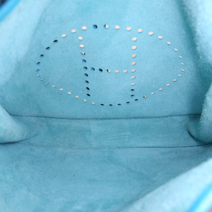Bolso bandolera Hermès Evelyne III modelo grande en cuero togo turquesa - Detail D2