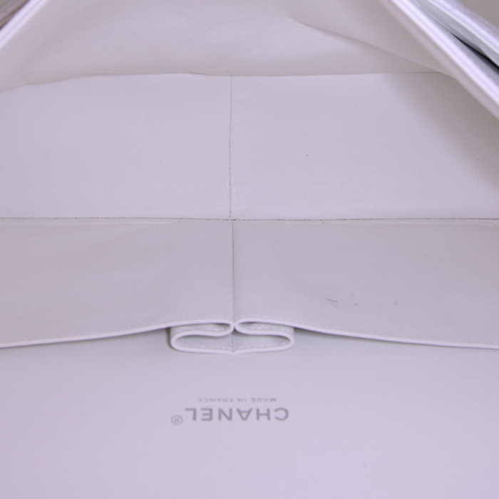 Sac à main Chanel Timeless Maxi Jumbo en cuir grainé matelassé blanc - Detail D3