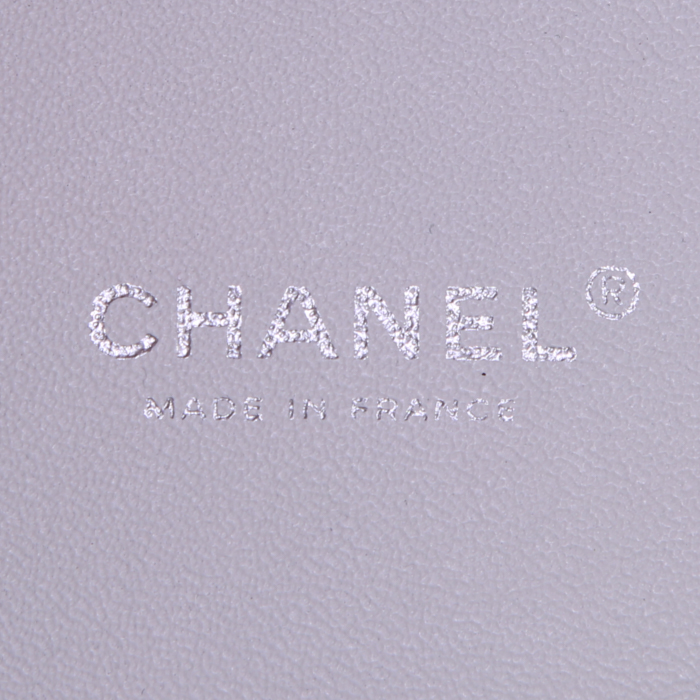 Chanel Timeless Maxi Jumbo handbag in white quilted grained leather - Detail D4