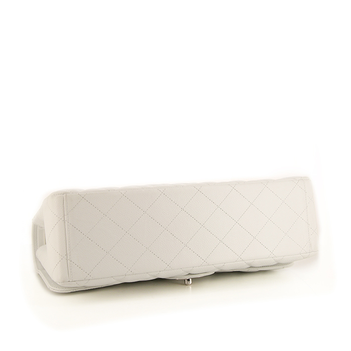 Chanel Timeless Maxi Jumbo handbag in white quilted grained leather - Detail D5