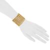 Vintage cuff bracelet in 14 carats yellow gold - Detail D1 thumbnail