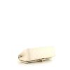 Bolso de mano Chanel 2.55 en cuero acolchado blanco - Detail D5 thumbnail