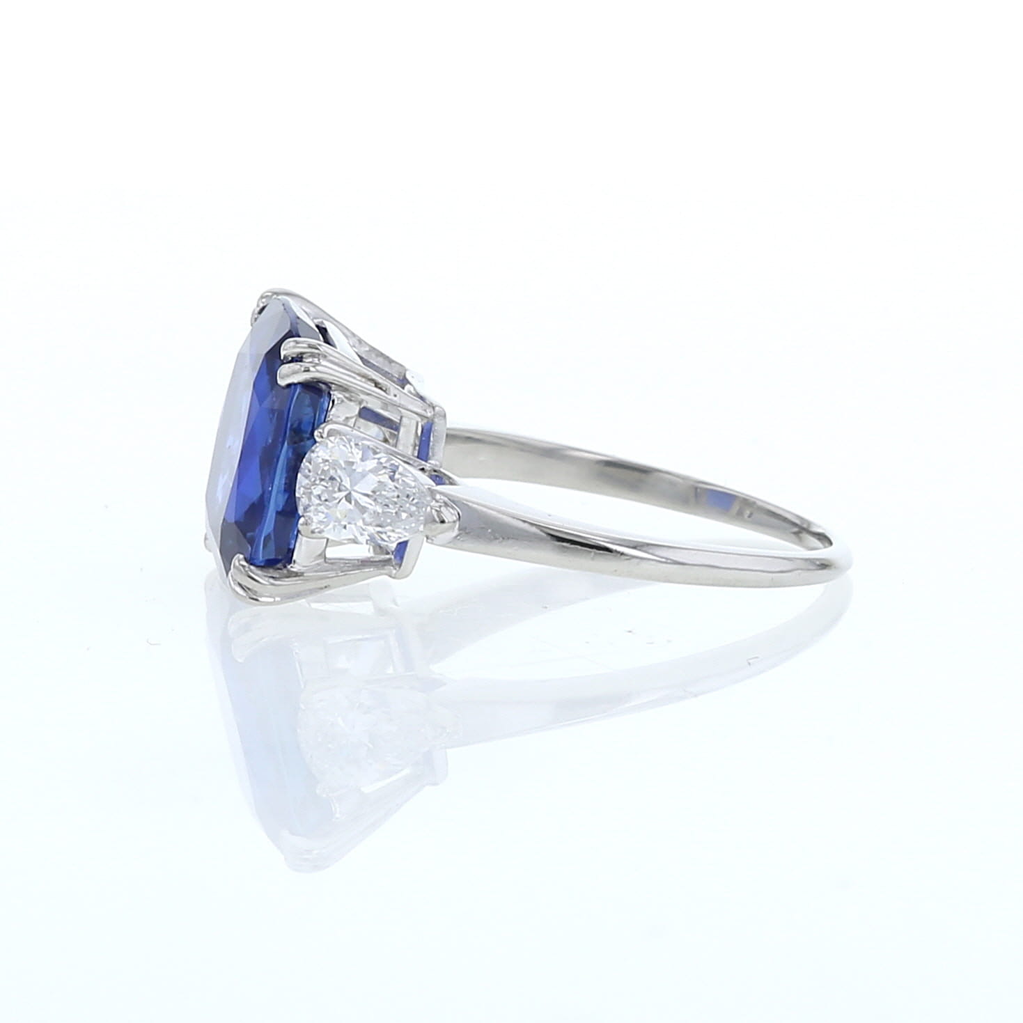 Ring in platinium,  diamonds and unheated Ceylan sapphire (4.89 carats) - Detail D1
