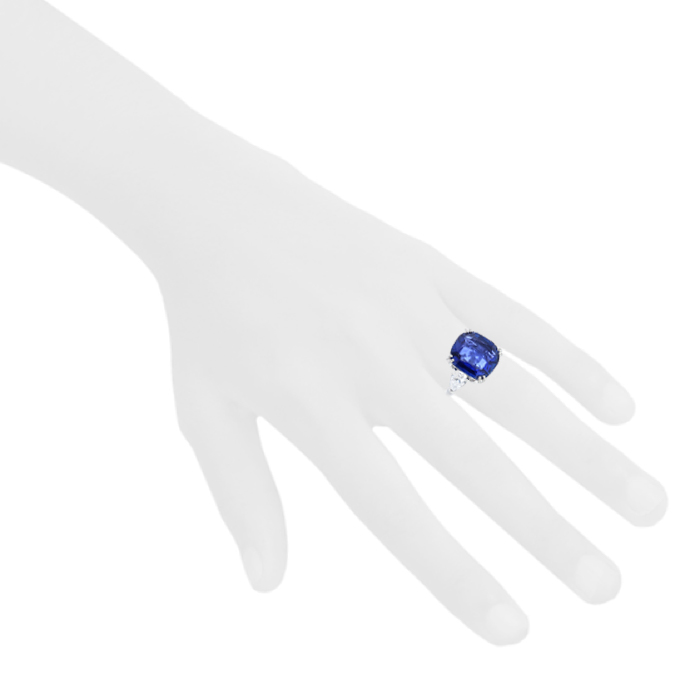 Ring in platinium,  diamonds and unheated Ceylan sapphire (4.89 carats) - Detail D4