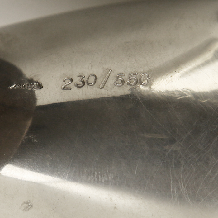 Man Ray, small "Herma" sculpture, in polished silver metal on a wood base, Artcurial edition, signed and numbered, model designed in 1975 - Detail D3