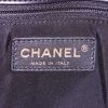 Sac bandoulière Chanel Boy en cuir lisse noir - Detail D4 thumbnail