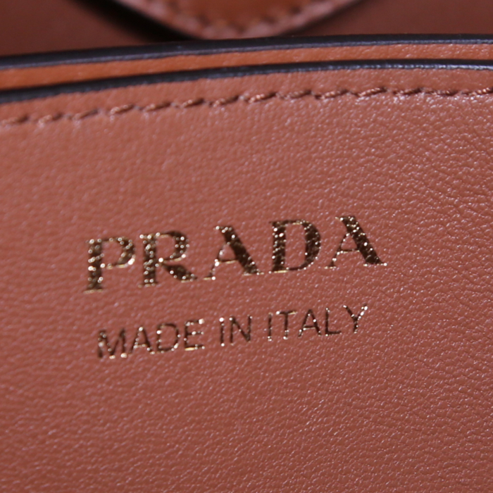 Prada handbag in brown leather and raphia - Detail D4