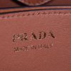 Bolso de mano Prada en cuero marrón y raffia - Detail D4 thumbnail