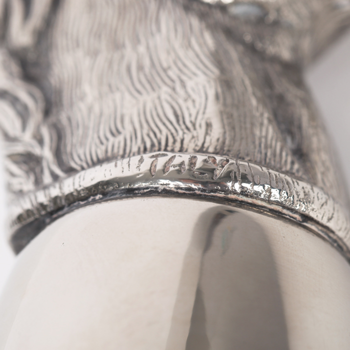 Six timbales de chasse dont trois Gucci, en métal argenté et corne, à décor de têtes d'animaux, trois timbales signées, des années 1980 - Detail D4