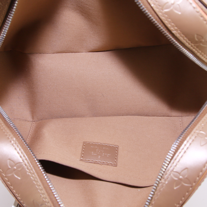Sac à main Louis Vuitton Shelton en cuir monogram empreinte beige - Detail D2