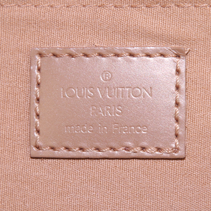 Sac à main Louis Vuitton Shelton en cuir monogram empreinte beige - Detail D3