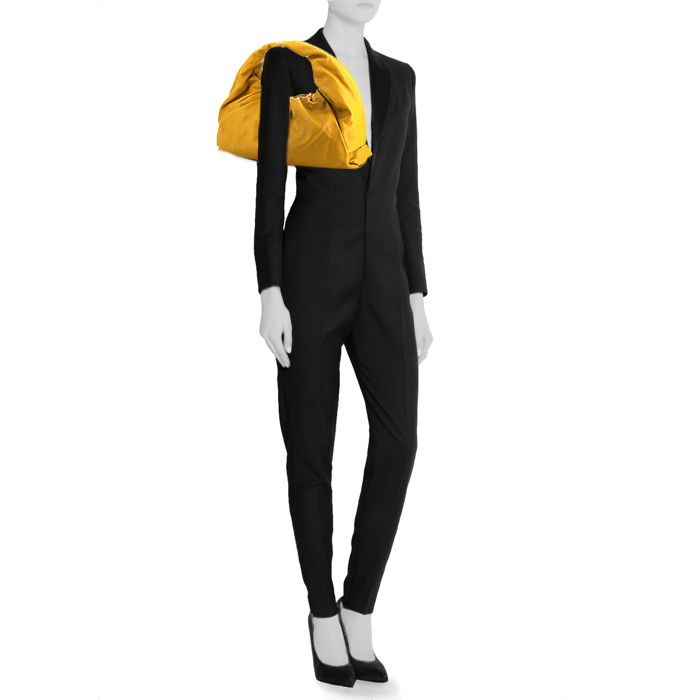 Sac à main Bottega Veneta The Shoulder Pouch en cuir jaune-moutarde - Detail D1