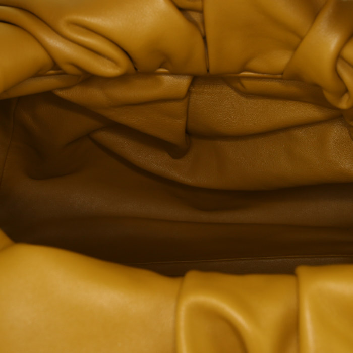 Borsa Bottega Veneta The Shoulder Pouch in pelle giallo senape - Detail D2