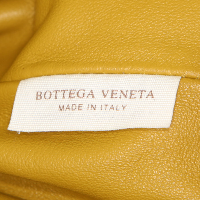 Sac à main Bottega Veneta The Shoulder Pouch en cuir jaune-moutarde - Detail D3