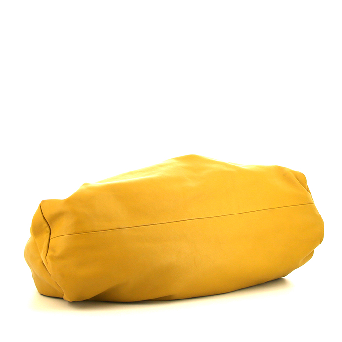 Bolso de mano Bottega Veneta The Shoulder Pouch en cuero color mostaza - Detail D4