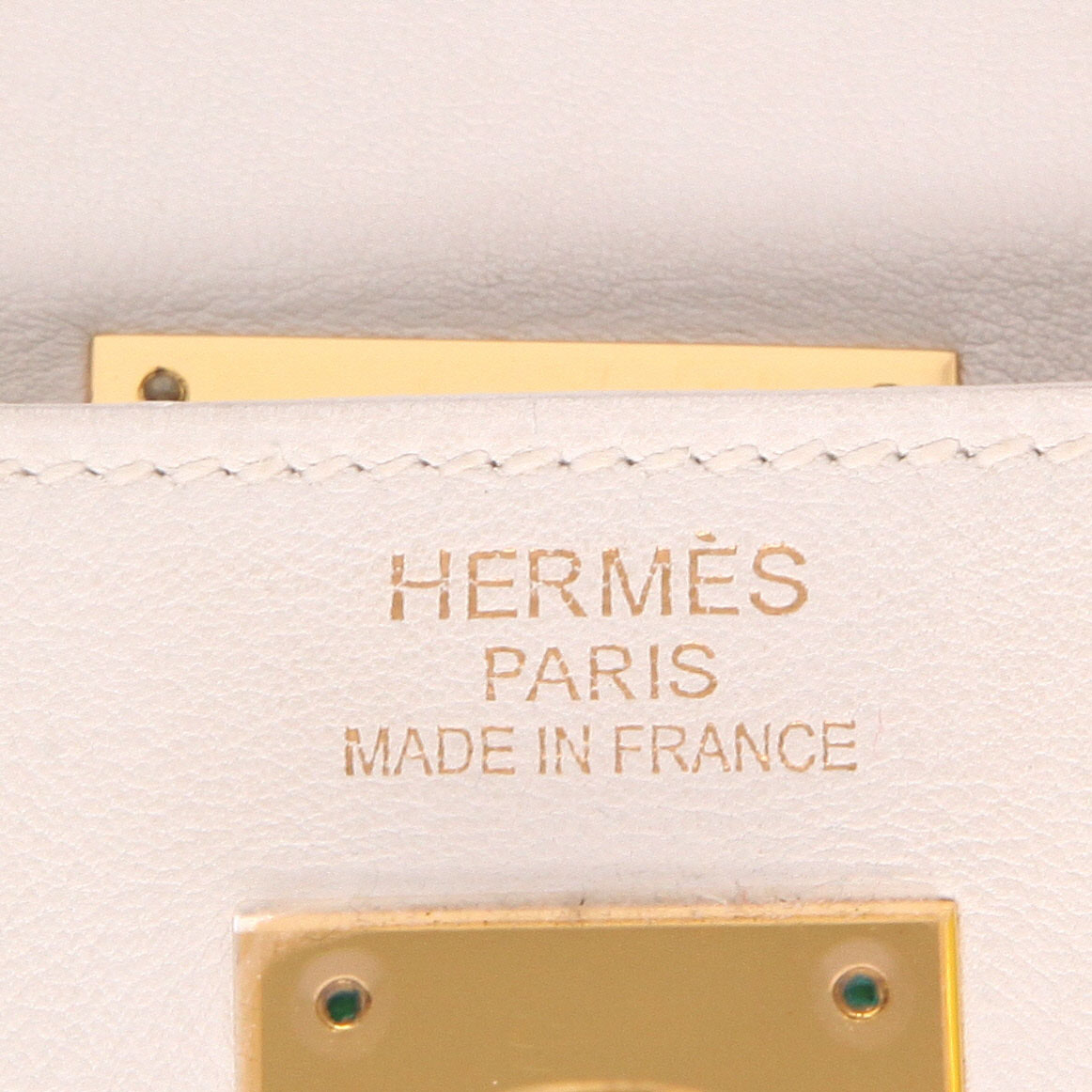 Sac à main Hermes Kelly 35 cm en cuir Swift blanc - Detail D2
